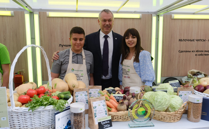 Губернатор Андрей Травников посетил ярмарку органической продукции — нашим производителям было что показать жителям города на Неве. Фото: nso.ru