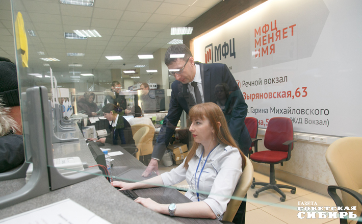 В офисах «Мои документы» можно, например, оформить СНИЛС, записать ребенка в школу, зарегистрировать бизнес, получить разрешение на строительство. Фото: архив ИД «Советская Сибирь»