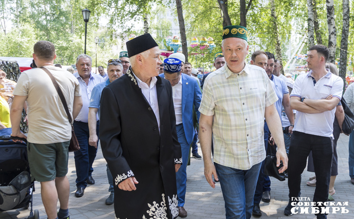 Глава региона Андрей Травников и Президент Совета общественной организации «Региональная татарская национально-культурная автономия Новосибирской области» Амир Гареев. Фото: Андрей Заржецкий