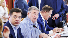 Депутат Валерий Червов озвучил актуальную тему: государство, и регион в том числе, вкладывает огромные деньги в подготовку молодых ученых, но они уезжают, так как для их работы нет условий. Парламентарий предложил подумать над тем, как эти условия создать. Фото: Андрей Заржецкий