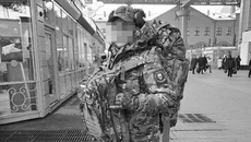 «Снайпер — это универсальный человек, работа которого может идти как на средних, так и на дальних дистанциях; сама работа заключается в поддержке штурмовых и разведгрупп. Зачастую есть право на один-единственный выстрел. От снайперов часто зависит продвижение штурмовой группы, так как появляются важные цели в виде пулеметных расчетов противника, снайперов, гранатометчиков, ПТУРщиков. Как бы пафосно ни звучало, жизнь группы в начале работы зависит от снайпера и корректировщика. А вообще, все зависит от конкретной ситуации и дистанции». Фото предоставлено Дмитрием Ивановым