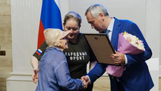 Баба Тома получила из рук губернатора Андрея Травникова благодарственное письмо за свои добрые дела, но она помогает участникам СВО не из-за наград, а потому что иначе просто не может. Фото: nso.ru
