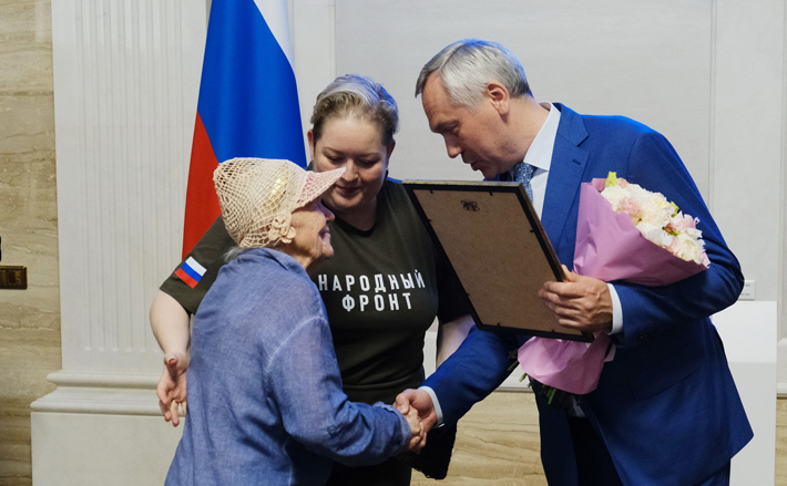 Баба Тома получила из рук губернатора Андрея Травникова благодарственное письмо за свои добрые дела, но она помогает участникам СВО не из-за наград, а потому что иначе просто не может. Фото: nso.ru