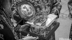 После встречи ковчега митрополит Никодим в сослужении архиереев и духовенства Новосибирской митрополии совершил Божественную литургию. Фото: Андрей Заржецкий