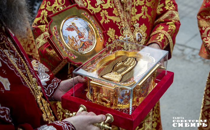 После встречи ковчега митрополит Никодим в сослужении архиереев и духовенства Новосибирской митрополии совершил Божественную литургию. Фото: Андрей Заржецкий