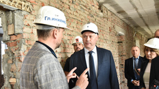 Проект реконструкции ЦРБ рассчитан на три года — губернатор Андрей Травников особо подчеркнул важность соблюдения сроков. Возможно, уже в этом году к работе привлекут студенческие строительные отряды. Фото: nso.ru