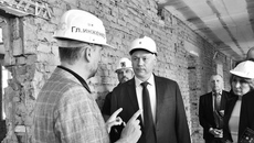 Проект реконструкции ЦРБ рассчитан на три года — губернатор Андрей Травников особо подчеркнул важность соблюдения сроков. Возможно, уже в этом году к работе привлекут студенческие строительные отряды. Фото: nso.ru