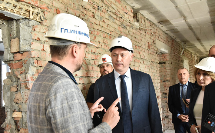 Проект реконструкции ЦРБ рассчитан на три года — губернатор Андрей Травников особо подчеркнул важность соблюдения сроков. Возможно, уже в этом году к работе привлекут студенческие строительные отряды. Фото: nso.ru