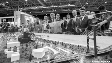 На Х Сибирском транспортном форуме Помощник Президента РФ Игорь Левитин и губернатор Новосибирской области Андрей Травников ознакомились с проектом транспортных развязок и схемы развития городской улично-дорожной сети Новосибирска. Фото: Андрей Заржецкий