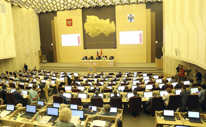 По мнению депутатов Законодательного собрания, поправки в бюджет в первую очередь способствуют выполнению социальных обязательств, а также наказов избирателей. Фото: zsnso.ru
