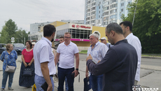 Замминистра строительства Новосибирской области Дмитрий Богомолов обсудил ход работ с подрядчиком, председателем кооператива обманутых дольщиков и будущими жителями почти готовых к сдаче квартир. Фото: Алёна Коврова
