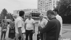 Замминистра строительства Новосибирской области Дмитрий Богомолов обсудил ход работ с подрядчиком, председателем кооператива обманутых дольщиков и будущими жителями почти готовых к сдаче квартир. Фото: Алёна Коврова