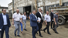 Губернатор Новосибирской области Андрей Травников считает, что нужно повышать ответственность глав городских районов за содержание и ремонт дорожно-уличной сети. Фото: nso.ru