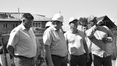 Депутаты не только проверили, как строят социально значимые объекты, но и осмотрели новые дома для сирот в поселке Нечаевский. Фото: zsnso.ru