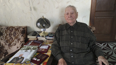 На прощание Алексей Федосеевич показал две новые медали: «В память 80-летия Прохоровского сражения 12 июля 1943 год» и «80 лет Победы в Курской битве». Живой свидетель истории держал в руках маленький эквивалент выдающегося свершения XX века, творцом которого был и он. Фото: Анжелина Дерябина