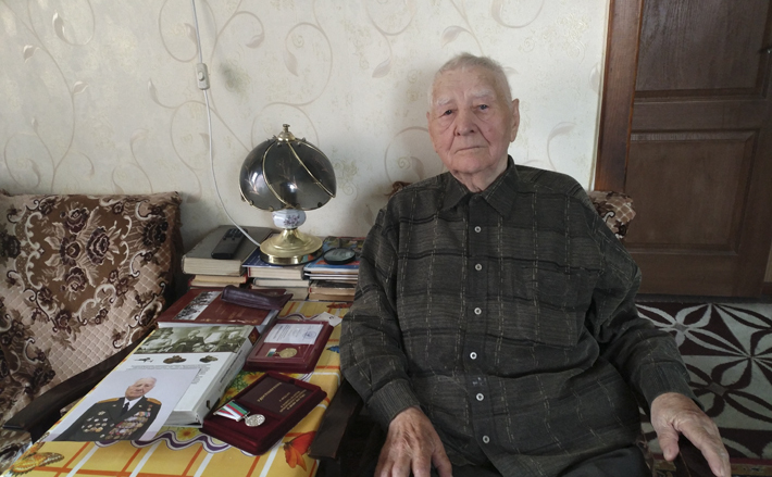 На прощание Алексей Федосеевич показал две новые медали: «В память 80-летия Прохоровского сражения 12 июля 1943 год» и «80 лет Победы в Курской битве». Живой свидетель истории держал в руках маленький эквивалент выдающегося свершения XX века, творцом которого был и он. Фото: Анжелина Дерябина