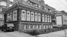 Доходный дом по улице Сибревкома (бывшая Вознесенская) принадлежал Василию Васильевичу Никитину, уроженцу Тобольской губернии. В 1924 году Никитин продал дом с надворными постройками частному предприятию. Впоследствии в разные годы в доме размещались «Союзптицепродукт», учебное предприятие Новосибирского мясокомбината, Госагропром и другие организации. Сейчас это административное здание с арендуемыми офисными помещениями. Фото: sibgenco.online