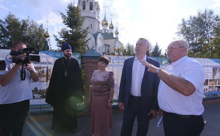 Губернатор Андрей Травников во время рабочей поездки высоко оценил инициативы и проекты жителей Купинского района. /Фото: nso.ru