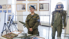 На выставке, организованной региональным отделением ДОСААФ, можно было увидеть настоящий высотный комбинезон — необходимую деталь экипировки военного летчика. Фото: Андрей Заржецкий
