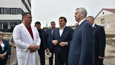 Строители должны завершить возведение поликлиники в Довольном до конца года. К этому есть все предпосылки: в здании уже идет отделка, а на территории — благоустройство. Фото: nso.ru