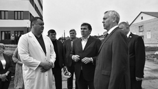 Строители должны завершить возведение поликлиники в Довольном до конца года. К этому есть все предпосылки: в здании уже идет отделка, а на территории — благоустройство. Фото: nso.ru