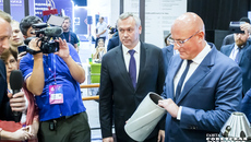 Губернатор Андрей Травников ознакомил вице-премьера РФ Дмитрия Чернышенко с наиболее перспективными разработками новосибирских компаний — одна из них производит высокотехнологичное оборудование для добычи нефти и газа. Фото: Андрей Заржецкий