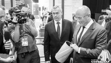 Губернатор Андрей Травников ознакомил вице-премьера РФ Дмитрия Чернышенко с наиболее перспективными разработками новосибирских компаний — одна из них производит высокотехнологичное оборудование для добычи нефти и газа. Фото: Андрей Заржецкий