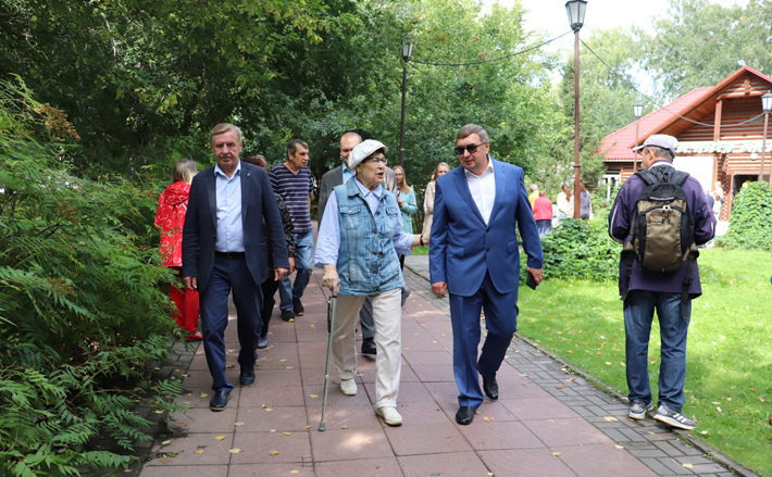 Председатель «Дачной академии» Галина Титова ознакомила зампредседателя правительства — министра сельского хозяйства региона Евгения Лещенко с выставкой. Фото: mch.nso.ru