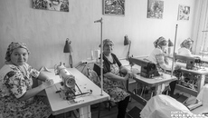 В Успенском интернате организован труд для проживающих. Они не просто шьют вещи — люди с ментальными нарушениями предлагают продукцию на продажу. Фото: Андрей Заржецкий