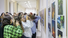 Фотовыставка включает 58 форматных планшетов и, по случаю празднования Дня образования Китая, имеет два тематических направления — «Блистательное десятилетие Китая в новую эпоху» и «Красивый Китай».
Фото: Андрей Заржецкий