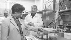 В преддверии OpenBIO-2023 заместитель губернатора Ирина Мануйлова ознакомилась с перспективными разработками в сфере биотехнологий, представленными участниками биотехнологического кластера Новосибирской области. По мнению Ирины Мануйловой, активизации инновационной деятельности в регионе способствует нацпроект «Наука и университеты», а также системная работа областного правительства по поддержке и развитию научной инфраструктуры. Фото: nauka.nso.ru