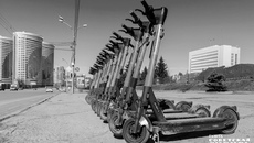 Прокатные электросамокаты можно увидеть во многих точках областного центра, но всех ли горожан радует их наличие? Большой вопрос. Фото: Андрей Заржецкий