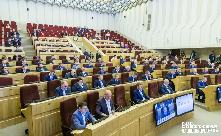 Депутаты регионального парламента единогласно проголосовали за предложенные кандидатуры на посты в областном правительстве — законодательная и исполнительная власть продолжают работать в тесной связке. Фото: Андрей Заржецкий