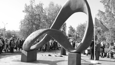 В знаменательные даты на аллею приходят ветераны и учащиеся, чтобы возложить цветы и отдать дань памяти учителям-героям. Теперь здесь появился центральный монумент, символизирующий нашу общую благодарность педагогам. Фото: nso.ru