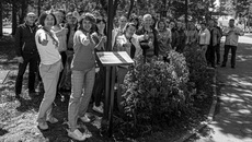 Коллектив контрольного управления Новосибирской области высаживает еловую аллею в честь 10-летия управления (2022 год). Фото предоставлено контрольным управлением Новосибирской области