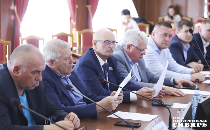 По мнению членов аграрного комитета Заксобрания региона, новый законопроект о предоставлении внеочередного права на получение земельного участка под застройку новым категориям льготников нуждается в доработке, но времени на это не так много. Фото: Андрей Заржецкий