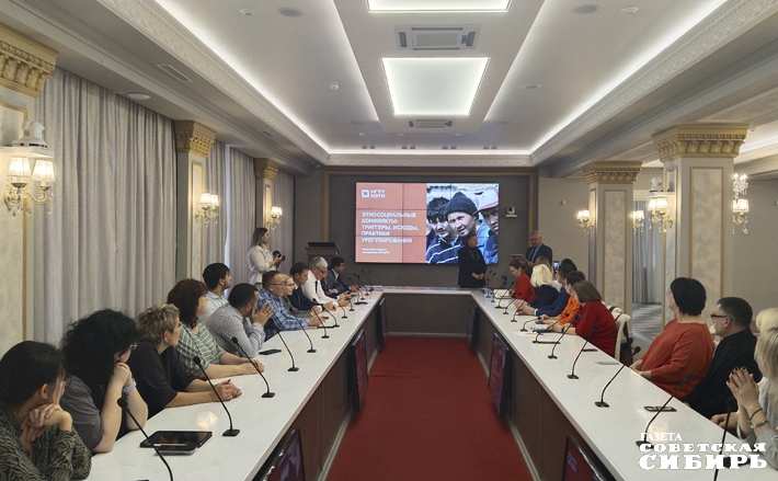 Участники семинара — чиновники, общественники, правоохранители — в процессе обсуждения миграционного вопроса пришли к выводу, что массового межэтнического конфликта в новосибирском обществе нет. Есть локальные социальные противоречия, которые можно решать, меняя отношение к новым гражданам России, опираясь на объективные и справедливые данные. Фото: Алёна Коврова