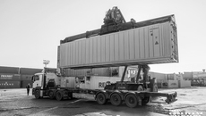 Грузоподъемность «Кальмара» — 45 тонн, а крупнотоннажные контейнеры в среднем весят от 30 до 35 тонн. Фото: Андрей Заржецкий