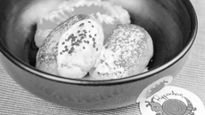 Речного карася сибиряки готовят и как самостоятельное блюдо, и в союзе с другими видами сибирской рыбы. Ароматные котлеты из карася, щуки и судака по рецепту от Ольги Сохоревой, жительницы села Ташары, приготовили новосибирские рестораторы. Рецепт вошел в книгу «Вкусный путеводитель по Новосибирской области», которая по заказу регионального минпромторга была подготовлена и выпущена ИД «Советская Сибирь» в 2021 году, а в 2022 году переиздана. Фото: архив ИД «Советская Сибирь»