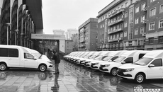 С импровизированной автостоянки многодетные родители уезжали своим ходом. Позже некоторые признались, что механическая коробка передач, предусмотренная в машине, заставила максимально концентрироваться во время путешествия. Фото: Алёна Коврова