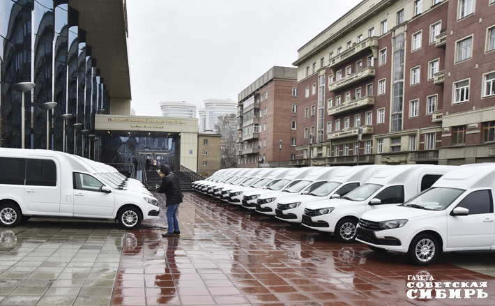 С импровизированной автостоянки многодетные родители уезжали своим ходом. Позже некоторые признались, что механическая коробка передач, предусмотренная в машине, заставила максимально концентрироваться во время путешествия. Фото: Алёна Коврова