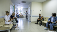 Сегодня пациенты одновременно или поочередно могут обращаться за медицинской помощью как в государственные, так и в частные организации. Фото: Андрей Заржецкий