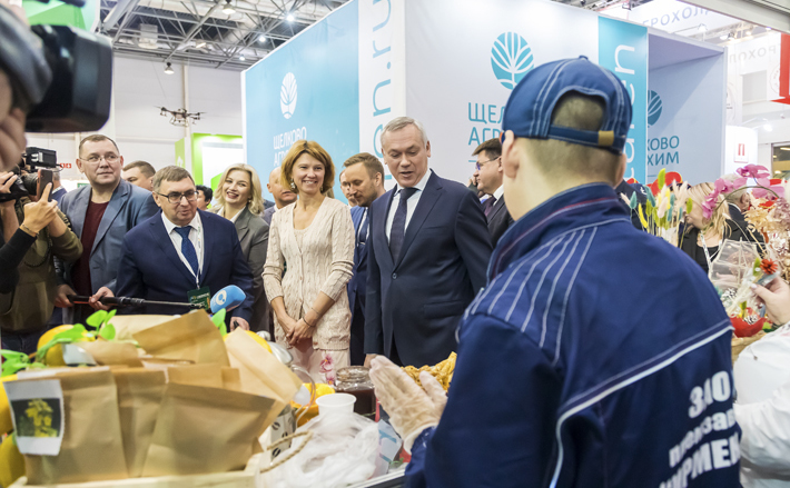 Выставка форума демонстрирует хороший потенциал новосибирского АПК, но яркая картинка вовсе не означает, что за фасадом все спокойно и радужно. Аграрный год выдался более чем сложный. Соль в том, чтобы в перспективе учитывать негативный опыт. Фото: sibagroweek.ru