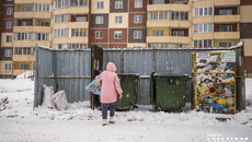 Новосибирцы уже было начали привыкать к завалам в мусорных баках. Но есть ощущение, что ситуация постепенно меняется в лучшую сторону. Теперь вывоз смешанных ТКО по скорости практически уравнялся с вывозом отсортированных на переработку отходов, а местами даже опережает.
Фото: Андрей Заржецкий