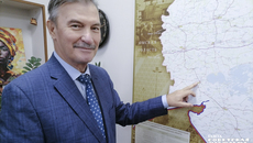 Сергей Титков называет себя сельским депутатом. И это действительно так. Сегодня его избирательный округ расположен на территории трех муниципальных районов — Чистоозёрного, Усть-Таркского и Татарского. Острейшая проблема там, как, впрочем, и во всех отдаленных районах, — это транспортная доступность. Сергей Николаевич на карте отмечает самые уязвимые участки на своем избирательном округе. Фото: Юлия Назаренко