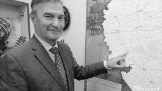 Сергей Титков называет себя сельским депутатом. И это действительно так. Сегодня его избирательный округ расположен на территории трех муниципальных районов — Чистоозёрного, Усть-Таркского и Татарского. Острейшая проблема там, как, впрочем, и во всех отдаленных районах, — это транспортная доступность. Сергей Николаевич на карте отмечает самые уязвимые участки на своем избирательном округе. Фото: Юлия Назаренко