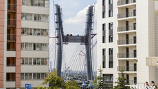 Пилоны четвертого моста особенно красиво смотрятся на фоне современных домов. Но когда по нему пойдут первые машины, непонятно, и хватит ли трафика, чтобы не пришлось доплачивать из бюджета? Фото: архив ИД «Советская Сибирь»