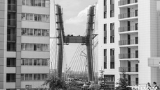 Пилоны четвертого моста особенно красиво смотрятся на фоне современных домов. Но когда по нему пойдут первые машины, непонятно, и хватит ли трафика, чтобы не пришлось доплачивать из бюджета? Фото: архив ИД «Советская Сибирь»