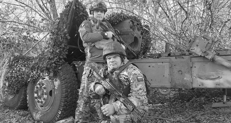 Позывные «Гус­тав» (на переднем плане) и «Боча» на передовой. Фото предоставлено автором текста