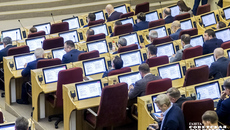 Депутаты Законодательного собрания единогласно поддержали законопроект об областном бюджете на будущий год в первом чтении, но ко второму чтению предстоит подготовить поправки, и их будет немало. Фото: Андрей Заржецкий